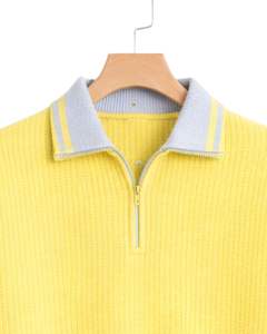 Suéter de Punto con Cierre de Cremallera de un Cuarto para Hombre, Color Amarillo Sólido, Tejido Texturizado, Cuello y Dobladillo de Canalé Gris, Cálido, Informal, para Invierno, OEM - Product Image 5