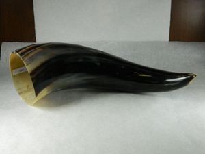 Cuerno para beber tallado vikingo personalizado hecho a mano altamente pulido para vino cerveza hecho con cuerno Natural para ocasiones navideñas - Product Image 2