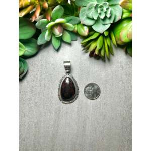 Pendentif Thomas Francisco en Sugilite et Argent Sterling avec Sertissage clos, Plaqué Or Rose et Rhodium, Motif Numérique Moderne, Bijou Charme - Product Image 2