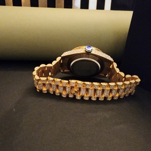 Superbe montre ronde fantaisie à double chiffres arabes entièrement glacée avec mouvement japonais en diamant Moissanite - Product Image 3