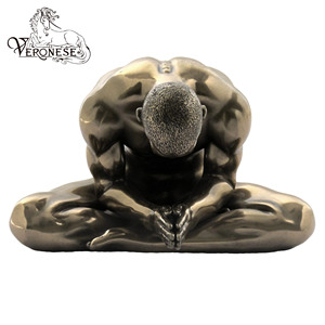 Figurine de style européen NUDE MALE de VERONESE DESIGN - Artisanat en résine peinte à la main de luxe 17x12x17cm Décoration d'intérieur Art de collection - Product Image 2