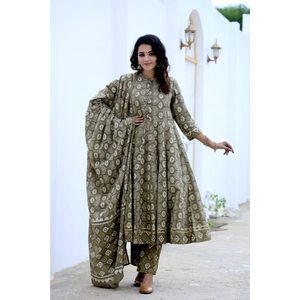 Parti aşınma Anarkali çağdaş bir büküm ve etnik baskılar ile set zarif Anarkali katmanlı tasarım ve <span class=keywords><strong>net</strong></span> dupatta ile set - Product Image 1