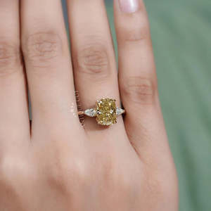 Anillo de compromiso de tres piedras con diamante amarillo de talla cojín certificado por IGI - Product Image 6