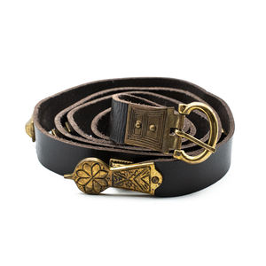 Cinturón de cuero vikingo rústico estilo guerrero nórdico para uso de fantasía y SCA con hebilla de latón, extremo de correa, montaje de latón en cinturón completo - Product Image 1