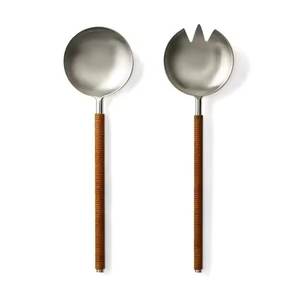 Utensilios de cocina de nuevo diseño, servidor de ensalada de acero espejado con mango de madera para servir juego de cubiertos de ensalada - Product Image 1