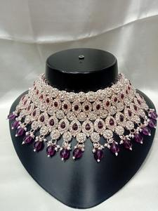 Conjunto de Collar Étnico Kundan con Piedras de Esmalte Verde, Aleación Chapada en Oro, Detalles de Perlas y Pendientes a Juego para Fiesta o Aniversario - Product Image 5