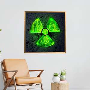 ภาพพิมพ์บนผ้าใบลายสัญลักษณ์กัมมันตภาพรังสี: ภาพพิมพ์คำเตือนนิวเคลียร์สีเขียวนีออน กรอบสีทอง - Product Image 1