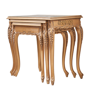 Ensemble de tables gigognes classiques dorées avec élégantes jambes courbées sculptées à la main et détails décoratifs pour une décoration intérieure de luxe - Product Image 4