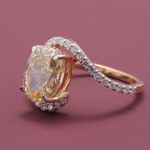 Bague de fiançailles/mariage Avina Jewels AR0025 avec halo de diamants jaunes ovales certifiés IGI, bande pavée, plaqué rhodium, style classique - Product Image 2