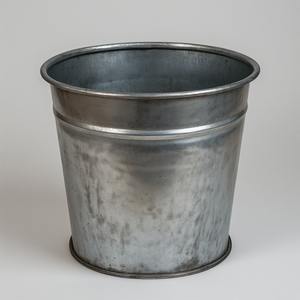 Maceta galvanizada hecha a mano con acabado rústico diseñada para un estilo de jardín de lujo que brinda un toque antiguo al aire libre e interior - Product Image 2