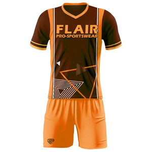 Kits de football rétro conçus sur mesure Uniformes de maillot de football pour enfants de haute qualité pour hommes - Product Image 4
