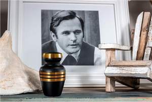 Urnas de recuerdo negras y doradas en miniatura Urna de cremación funeraria Modelo Guadalupe Lujan en latón para cenizas humanas Tamaño personalizado adecuado - Product Image 4