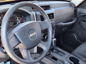 Jeep Liberty SPORT Turbo AWD 2010 d'occasion, sièges en cuir, intérieur clair, conduite à gauche - Product Image 4