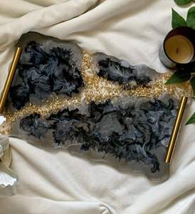 Plateau design en résine avec poignée en métal pour décoration de table de salon, de cuisine et de salle à manger. - Product Image 1