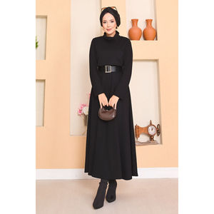Vestido Hijab Negro Sencillo con Cuello Alto y Cintura Fruncida en Tela Crepé, Accesorio de Moda - Product Image 6