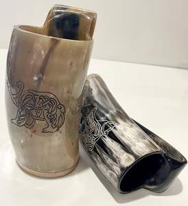 Jarra vikinga de primera calidad hecha a mano, taza de cuerno, vasos de chupito de mitología de la Edad Media con Valknut para café, cerveza, fiesta, incluye DISEÑO DE PAJA - Product Image 5