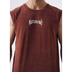 เสื้อกล้ามผู้ชาย M Fitness สีน้ำตาล ผ้าฝ้าย 65% โพลีเอสเตอร์ 35% คอวี สไตล์ลำลอง ฮิปฮอป ล้างสีแบบ Acid Wash พร้อมโลโก้ Hustlers Only - Product Image 3