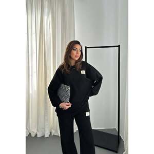 ชุดเสื้อและกางเกงไหมพรมทรงคลาสสิกสีดำ - สีดำ - Product Image 3