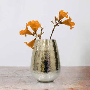 แจกันโลหะลายดอกไม้แบบนูน รุ่นใหม่มาแรงปี 2026 ชุบนิกเกิล งานฝีมือทำมือจากอินเดีย สำหรับตกแต่ง - Product Image 5