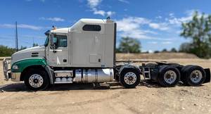 รถบรรทุกมือสอง Macks Pinnacle CXU 613 ปี 2017 2018 สภาพดีมาก แบบสามเพลา หลังคาสูง มีที่นอน  ดีเซล  ขายทั่วโลก - Product Image 3