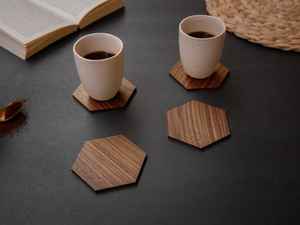 Sous-verres en bois de forme hexagonale Ensemble de quatre pièces avec supports Meilleur fabriqué - Product Image 5