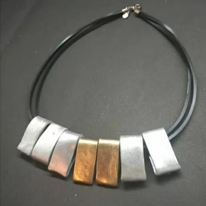 Collier de Bohème en Métal avec Cordon en Cuir Fait à la Main Collier avec Pendentif Mode Féminine Chaîne Pièce de Cou pour Cadeau de Mariage Fait à la Main - Product Image 1