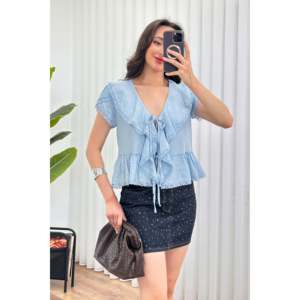 Blusa Azul Bebé al por Mayor con Detalles de Encaje y Cierre de Lazo - Azul Bebé - Product Image 1