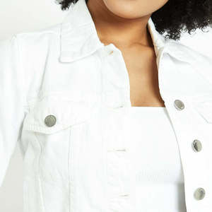 Veste en jean de qualité supérieure blanc perle pour femmes OEM Poches d'entrejambe et fermeture à boutons conçues pour les femmes pour un confort en toutes saisons - Product Image 4