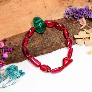 ทับทิมพร้อมสร้อยข้อมือลูกปัดเรืองแสงสีมรกตที่มีลูกปัดอัญมณีสีแดงและสีเขียวสดใสผสมผสานกันอย่างลงตัวของความหรูหราและสไตล์ - Product Image 3