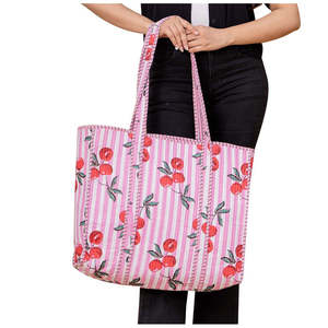 Sac fourre-tout en cuir rose matelassé fait main style indien pour femme, sac à bandoulière à fermeture ouverte, résistant à l'eau pour l'été et l'automne - Product Image 1