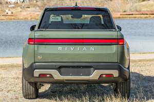 R1T Edición de Lanzamiento 2022, Tracción en las Cuatro Ruedas con Cuatro Motores, Color Verde Lanzamiento, Paquete de Batería Grande - Product Image 3