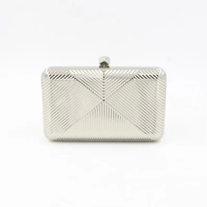 Pochette géométrique élégante en métal argenté avec motif chevron Sac à main de soirée moderne pour fêtes, mariages et événements formels - Product Image 1