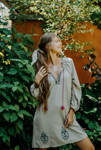 Vente en gros de robes mode élégantes à broderie florale pour femmes, mini-longueur, tissu européen simple et beau style ukrainien - Product Image 4