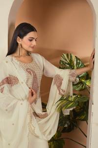 Nouvelle collection de travaux de broderie lourds Kurti Pari avec ensemble Dupatta Style traditionnel pour la fête avec fil et travail de séquence - Product Image 3