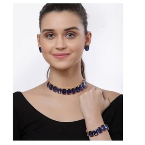 Conjunto de Joyería Fina Kundan Azul con Baño de Oro, con Diamantes de Corte Esmeralda, Circonita y Perla, para Fiestas, Bodas, Compromisos y Regalos - Product Image 3