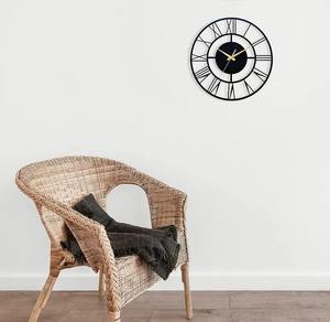 นาฬิกาแขวนผนังทรงกลมสไตล์โรมันทำจากโลหะสีดำมีสไตล์ดีไซน์เรียบง่ายเพิ่มความซับซ้อนและทันสมัยให้กับทุกห้องหรือสำนักงาน - Product Image 2