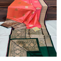 Saris en soie brocart sur mesure avec base jaune et bordure et motifs de couleur vert et or idéaux pour la revente par les magasins de tissus