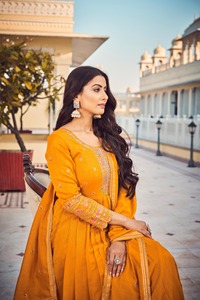 Vente en gros broderie fantaisie multicolore pour femmes Kurta / Kurti à manches lourdes intérieures complètes pour les bordures des quatre côtés - Product Image 3