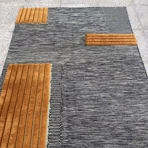 Alfombra de Lana y Algodón Tejida a Mano, Ecológica, Extra Gruesa, Antideslizante, Moderna, Abstracta, Texturizada, Gris, Negra, con Detalles en Mostaza - Product Image 4