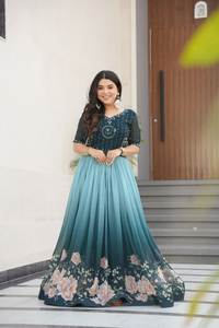 Vente en ligne saison d'été porter une belle fausse floraison avec des perles brodées robe légère/Kurti tenue décontractée utilisation régulière - Product Image 2