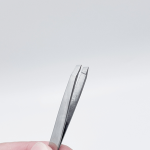 Mini pinzas para cejas profesionales de la mejor calidad con punta inclinada y acabado opaco - Product Image 6