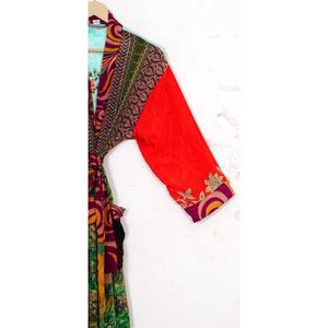 Kimono Elegante de Seda con Parches para Mujer, Cinturón, Cuello en V, Cierre con Cordón, 2 Bolsillos, Estilo Sari Indio, Reciclado, Bohemio, Nupcial, Frente Completo - Product Image 5