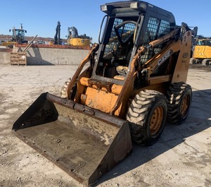 รถตักล้อยางขนาดเล็ก รุ่น 2010 Case 450: แข็งแกร่งกะทัดรัดและประสิทธิภาพการทำงานที่เชื่อถือได้ในสถานที่ทำงาน - Product Image 1