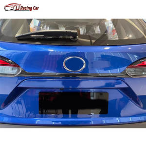 ABS Carbon Look Car Accessories Kits de carrocería Cubierta del panel de la puerta del <span class=keywords><strong>maletero</strong></span> trasero para <span class=keywords><strong>Toyota</strong></span> <span class=keywords><strong>Corolla</strong></span> <span class=keywords><strong>Cross</strong></span> X SUV XG10 2020-2025 - Product Image 2
