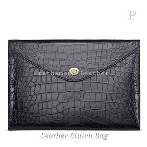 Fini à la main Transportez votre style essentiel avec l'élégante pochette en cuir repliable qui offre à la fois un style pratique - Product Image 4