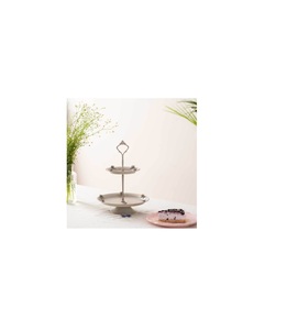 Soporte para Tartas de metal hecho a mano con acabado envejecido diseñado para complementar la decoración de la cocina de la granja y la presentación de postres - Product Image 4