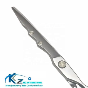 กรรไกรตัดผมมืออาชีพคุณภาพสูงสแตนเลสคมกริบสำหรับช่างตัดผมจาก KKZ International พร้อมด้ามจับยาง - Product Image 4