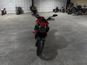 Motocicleta Deportiva Ducati Diavel V4 Roja de Alto Rendimiento, Modelo 2026, con Poco Kilometraje, Lista para Envío - Product Image 2