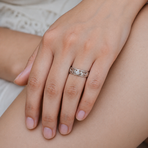 Anillo Ajustable de Titanio Chapado en Oro Rosa con Corazón Luna - Product Image 2