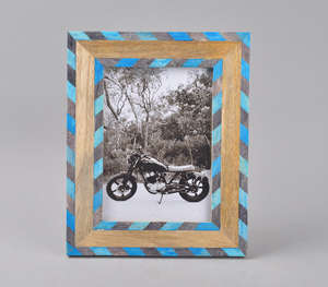 Marco de fotos con incrustaciones de madera y resina de calidad superior Patrón en zigzag en marrón natural y tonos de azul para interiores contemporáneos - Product Image 4